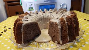 Questa variante di bignè ripieni di mousse gianduia, ricoperti di glassa al cioccolato è ottima per l'estate. Ciambella Golosa Con Glassa Al Caffe Per Bimby Tm6 Tm5 Tm31 Youtube