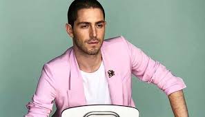 Tommaso zorzi è stato confermato tra i concorrenti che parteciperanno alla nuova edizione del programma tv pechino express, condotto da costantino della gherardesca. Chi E Tommaso Zorzi L Influencer Del Gf Vip Jefemme It