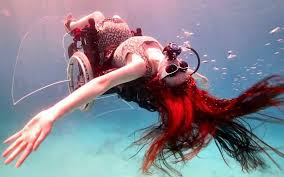 Sue Austin Has Created An Underwater Wheelchair Which She Will Use In A Choreographed Series Of Acrobatic Under Underwater Hair Underwater Pictures Of The Week