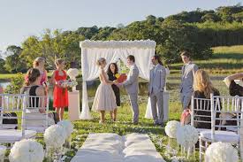 Decoración de bodas con nuestra gama de productos originales: Decoracion De La Ceremonia Para Una Boda En El Campo Foto Adori Studios Ceremonia Al Aire Libre Boda Boda En El Campo