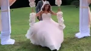 We did not find results for: Erster Blick So Pompos Ist Sarah Harrisons Brautkleid Promiflash De