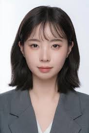 瀏海人拍證件照就是一直往額頭推高（攝影師問我喜歡哪一張我真的不知道第一次被拍的那麼好看嗚嗚）