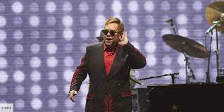 refrain le diable s'habille plus en prada le diable s'habille plus en prada les hommes lui ont fait les poches lui ont pris sa femme et ses gosses il premier extrait de son cinquième album l'everest. Elton John Adapte Le Diable S Habille En Prada En Comedie Musicale