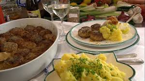 Butterschnitzel Werden Aus Kalbfleisch Zubereitet Und Zuerst In Butterschmalz Gebraten Dann Aber In Fleischbruhe Gedu Fleisch Gerichte Fleischkuchen Schnitzel