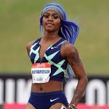 Richardson blows dramatic kisses to the crowd and points at herself when a stadium announcer introduces her before a race. Ygqcedimayegem