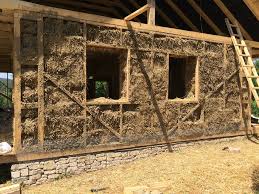 Casele ecologice si sustenabile reprezinta o trasatura caracteristica arhitecturii contemporane, in care grija fata de mediul inconjurator a devenit o prioritate. Am Vorbit Cu Romanii Care ProiecteazÄ Case Moderne In Stil Vechi Ca In Satele Bunicilor