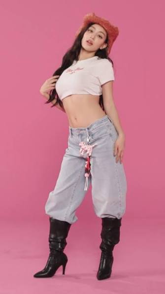 JIHYO gives new meaning to the phrase “that girl.” 😍