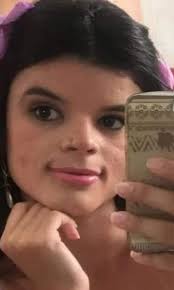 Como es posible que está señora ya tenga 10 añotes sin un Smash hit?