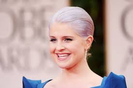 Ecco decine di esempi con . Capelli Grigi La Tendenza Che Piace Alle Donne Di Tutte Le Eta