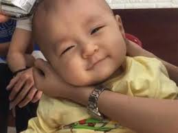 5 phút yên tĩnh không thấy con và cảnh tượng trước mắt khiến bà mẹ sững  người