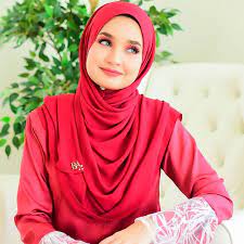 Bekerja sebagai seorang guru dan bertukar kepada seorang usahawanita, kini beliau telah berjaya memiliki empat cawangan butik tudungnya dengan jenama d'haja. Inspirasi 7 Wanita Berjaya Dalam Industri Perniagaan Dan Fesyen Di Malaysia Color Blast Blog