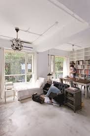 為了不浪費建築本身良好的地緣條件 在連結客廳至臥房的迎光面 可以看見規劃了兩大面落地玻璃窗 讓溫暖的自然光在屋內和諧共存 同時享受窗外大片的綠意 home decor home interior projects