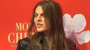 Elizabeth hurley's son damian hurley is now a legal adult! Damian Hurley Macht Schluss Mit Seiner Wallemahne Jetzt Tragt Er Eine Glatze