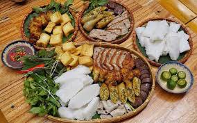 Anh chàng cùng người yêu cụng ly và không quên khen ngợi: 5 Quan Bun Ä'áº­u Máº¯m Tom Sai Gon Ä'Æ°á»£c Giá»›i Sanh Äƒn Yeu Thich