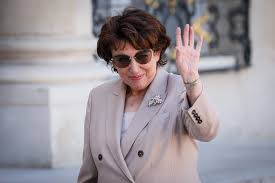 C'est à travers la résistance qu'il découvre le message du général de gaulle et qu'il y adhère. Madame La Ministre De La Culture