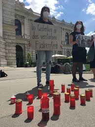 Am heutigen freitag kam ein fiakerpferd am wiener ring ums leben. Vgt On Twitter Tierschutzer Innen Gedenken Totem Fiakerpferd Am Freitag Kollabierte Ein 14 Jahriges Fiakerpferd Am Ring Es Dauerte Uber Eine Stunde Bis Das Tote Pferd Schliesslich Geborgen Werden Konnte Https T Co 9e5wrksnxz Foto Mit Fiaker