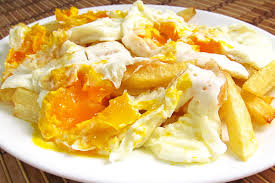 Prepara huevos estrellados y sirve los tradicionales huevos fritos sobre una irresistible cama de patatas fritas y cebolla. Huevos Estrellados Rotos Deliciosi Com