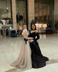 كل سنة وانتي طيبة يا ملوكة يا روح قلب ابوكي يا أول فرحتي. Ø¨Ø§Ù„ÙØ¶ÙŠ ÙˆØ§Ù„Ø£Ø³ÙˆØ¯ Ù„ÙŠÙ„Ù‰ Ø²Ø§Ù‡Ø± Ø£Ù…ÙŠØ±Ø© Ù…Ù† Ø¹Ø§Ù„Ù… Ø¯ÙŠØ²Ù†ÙŠ ÙˆØ£Ø®ØªÙ‡Ø§ Ù…Ù„Ùƒ Ø¨Ù…ÙƒØ´ÙˆÙ Ø§Ù„ÙƒØªÙ Ù…ÙˆÙ‚Ø¹ Ø¨ØµØ±Ø§Ø­Ø© Ø§Ù„Ø¥Ø®Ø¨Ø§Ø±ÙŠ