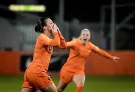 De oranjevrouwen beginnen woensdagavond in de koel in venlo met lize kop op doel aan de oefeninterland tegen duitsland. Na 3 0 Overwinning Op Zwitserland Is Wk Kwalificatie Voor De Oranjevrouwen Enkel Nog Een Kwestie Van Tijd De Volkskrant