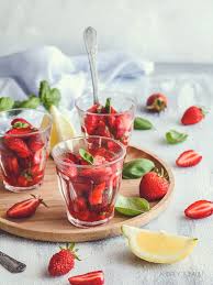 Salade De Fraises Au Citron Et Basilic En 2020 Salade De Fraises Recette Facile Salade