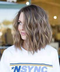 Il taglio scalato medio è la “mezza misura” di tendenza su cui puntare. Capelli Rovinati Ecco Quali Tagli Scegliere Alexim Parrucchieri