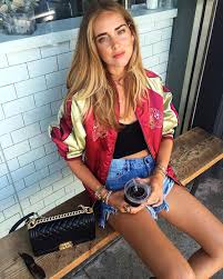 È vittoria, questo il nome vittoria è avvolta in una coperta e il primo capo indossato appena venuta alla luce è ovviamente la cuffietta con l'iconico occhio del brand di mamma. Get The Look Chiara Ferragni The Peachy Soul