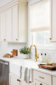 The crisp white marble contrasts the dark stained cabinetry. Suburban Chic Ella Scott Design Modern Kitchen Marble Countertops Kitchen Small Marble Kitchens
