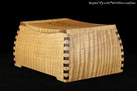 Memorial Urn Made In Tiger Maple With Walnut Curved Dovetail Splines Holztruhe Truhe Holz