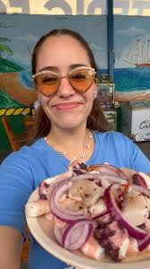 Una ensalada con callo de hacha, pulpo, camarón y las clásicas tostadas  cevicheras.