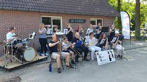 Imker William Klomp aan het werk tussen zijn bijen! Zien wat de opbrengst  is? Kom ook langs op zaterdag 25 juni tussen 11:00 uur en 16:00 uur op  het...