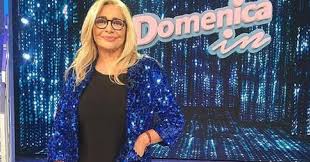 L'avventura di mara venier al timone di domenica in è giunta oramai alla fine, difatti è prevista per oggi l'ultima puntata del programma della domenica pomeriggio su rai uno. Domenica In Mara Venier Cede La Conduzione In Cuor Mio Sento L Esigenza Di Cambiare Qualcosina