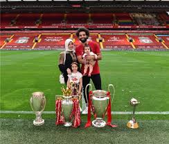 وقاد محمد صلاح نجم المنتخب الوطني فريقه ليفربول الإنجليزي. ØµÙˆØ± Ù…Ø­Ù…Ø¯ ØµÙ„Ø§Ø­ ÙŠØ­ØªÙÙ„ Ù…Ø¹ Ø¹Ø§Ø¦Ù„ØªÙ‡ Ø¨Ù„Ù‚Ø¨ Ø§Ù„Ø¯ÙˆØ±ÙŠ Ø§Ù„Ø¥Ù†Ø¬Ù„ÙŠØ²ÙŠ ÙˆØ£ÙˆÙ„ Ø¸Ù‡ÙˆØ± Ù„Ø§Ø¨Ù†ØªÙ‡ ÙƒÙŠØ§Ù† Ø¨Ø·ÙˆÙ„Ø§Øª