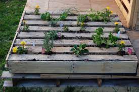 How to make an herb garden with these ideas which include mason jar planters, hanging planters, pallet planters, tiered planters, vertical planters, ladder best part is, the pallets can be found in most everyone's junk piles or giving them away at stores. How To Plant An Herb Garden In A Salvage Wood Pallet How Tos Diy