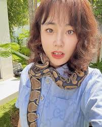 I look like a witch.🧙‍♀️ have strange pets #pets #snake #lizard #godzilla