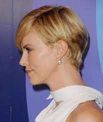 Charlize Theron Glows In White Dress Covers Neck Surgery Scar With Scarf Charlize Theron Hair Short Hair Styles Charlize Theron