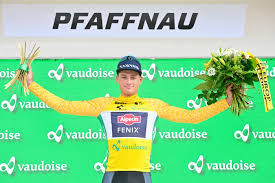 In de heuvelachtige finale van de eerste etappe in de ronde van zwitserland konden we voor het eerst de verhoudingen tussen michael matthews, mathieu van der poel en julian alaphilippe zien. Van Der Poel Wint Weer In Zwitserland En Pakt Gele Trui De Tour Is Nog Een Eindje Weg Foto Bndestem Nl