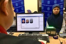 Dengan actiondirector kamu dapat melakukan beberapa operasi editing dasar seperti mengimpor klip, mengeditnya, dan merender video. Waduh Polisi Minta Masyarakat Jangan Pakai Baju Warna Ini Saat Mengurus Sim Kenapa Nih Motorplus