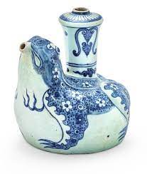kendi en porcelaine bleu blanc dynastie ming xvie xviie siecle 明十六至十七世紀 青花蛙式軍持 a blue and white toad kend in 2020 17th century art ming dynasty blue and white