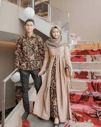 Baju kaftan adalah jenis atasan yang dirancang longgar sampai di bagian lengan sehingga terkesan seperti jubah. 30 Model Gamis Couple Modern Terbaru Suami Istri