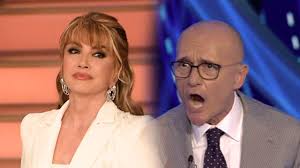 Una serata pazzesca di grandi emozioni i nostri concorrenti sono stati fantastici grazie di cuore a tutti voi per averci seguito numerosi e per aver. Alfonso Signorini What Do You Want Milly Carlucci To Do To Me She Replies Ruetir