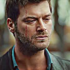 Kivanc Tatlitug As Kadir In Carpisma A Turkish Tv Series 2018 2019 It Is Amazing How Expert Makeup Artists Can Change A Per Hombres Guapos Actores Que Guapo