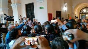 Intentan impedir con un escrache una charla de Macarena Olona en Granada