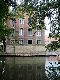 Ein „geist könnte eine liebevolle großmutter gewesen sein, die nach ihrem ehemann sucht, oder ein anderer könnte ein punk im teenager alter sein, der vielleicht spaß daran hat, wenn er sie erschreckt. Haus Geist In Oelde Ubbenhorst Partner