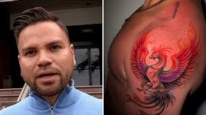 Aprendiendo” del proceso, Félix “El Cano” Delgado se tatúa un ave Fénix