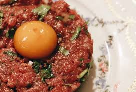 Recette Du Tartare De Boeuf Par Le Chef Denis Gamard Brasserie Rosie Jetsociety Tartare De Boeuf Alimentation Recette Tartare Boeuf