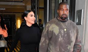 In the image, kardashian west's fourth child with husband kanye west could be seen swaddled in. Kim Kardashian Y Kanye West Padres De Su Cuarto Hijo Gente Y Famosos El Pais