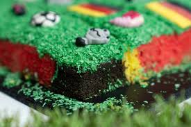 Alles, was mit fußball zu tun hat, begeistert die meisten jungs. Bunter Fussballfeld Kuchen Sallys Blog