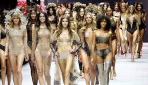 Sang atasan, ujarnya, menyebut ia kurang sopan karena mengenakan pakaian yang transparan alias tembus pandang saat bekerja. Busana Transparan Para Model Seksi Di Paris Fashion Week Foto Liputan6 Com