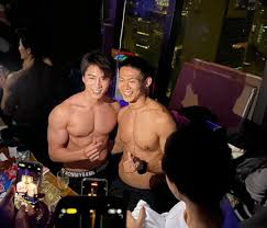 Prettier than Hongxiang? Japanese muscular construction worker Narimiya Jin  is also coming to China to collect money? - iNEWS