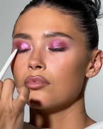 We can't help but say... Damn, Lenka Lul. You got that uh-ha honey vibe